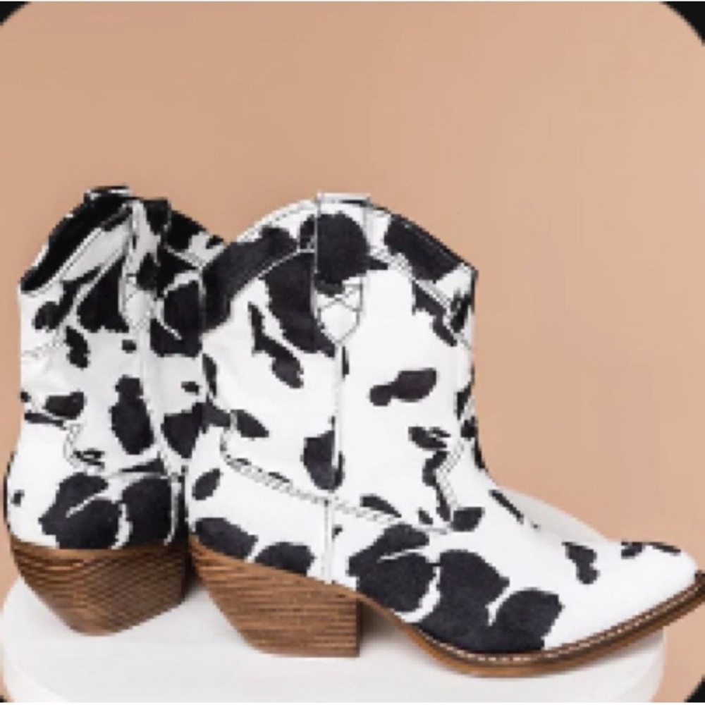 Dressed in LaLa live loud cow print boots size 8